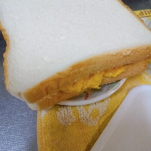 目玉焼きとトマトとチキンのサンドイッチ